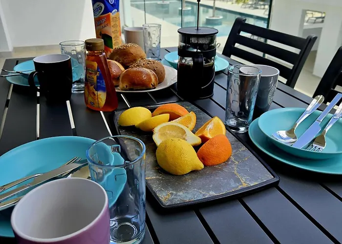 New, Modern Studio, Universal Residences アパート