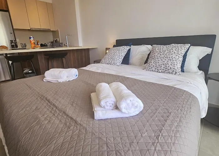 New, Modern Studio, Universal Residences * パ フォス